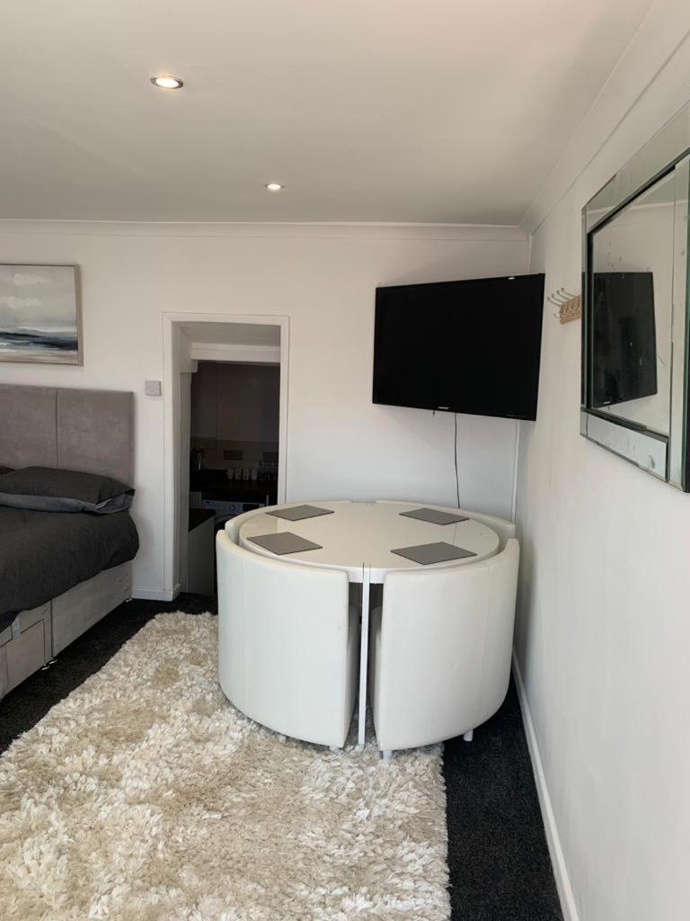 Beautiful Studio Apartment Милфорд Хейвън Екстериор снимка